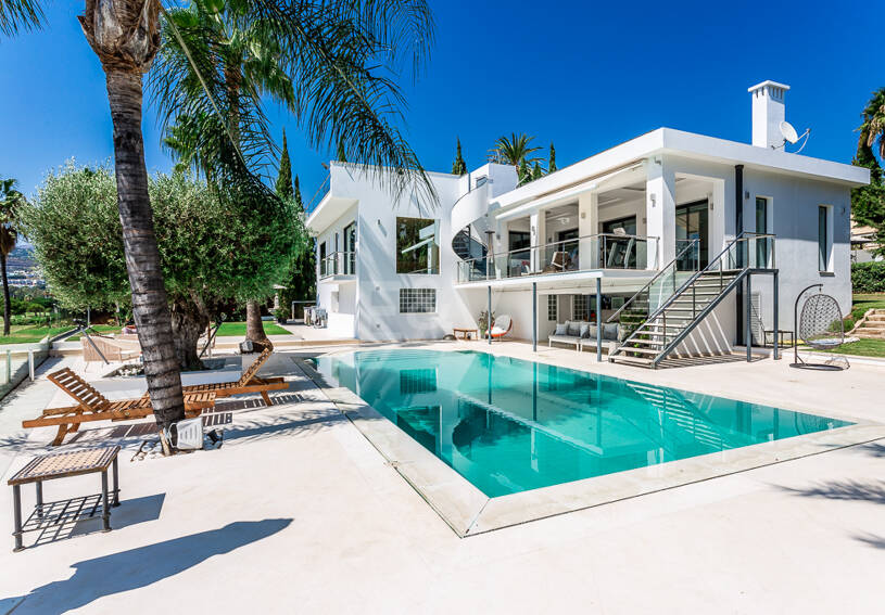 Zeitgenössische Golfvilla in Erster Linie mit Meerblick in Privater Wohnanlage