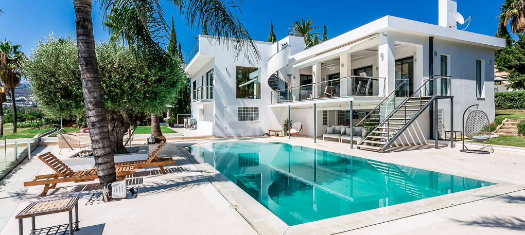 Modern frontline golf villa
