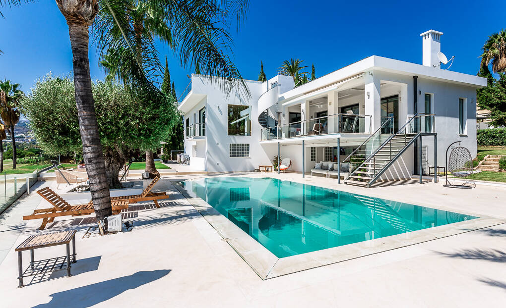 Modern frontline golf villa