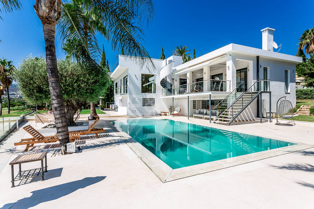 Zeitgenössische Golfvilla in Erster Linie mit Meerblick in Privater Wohnanlage