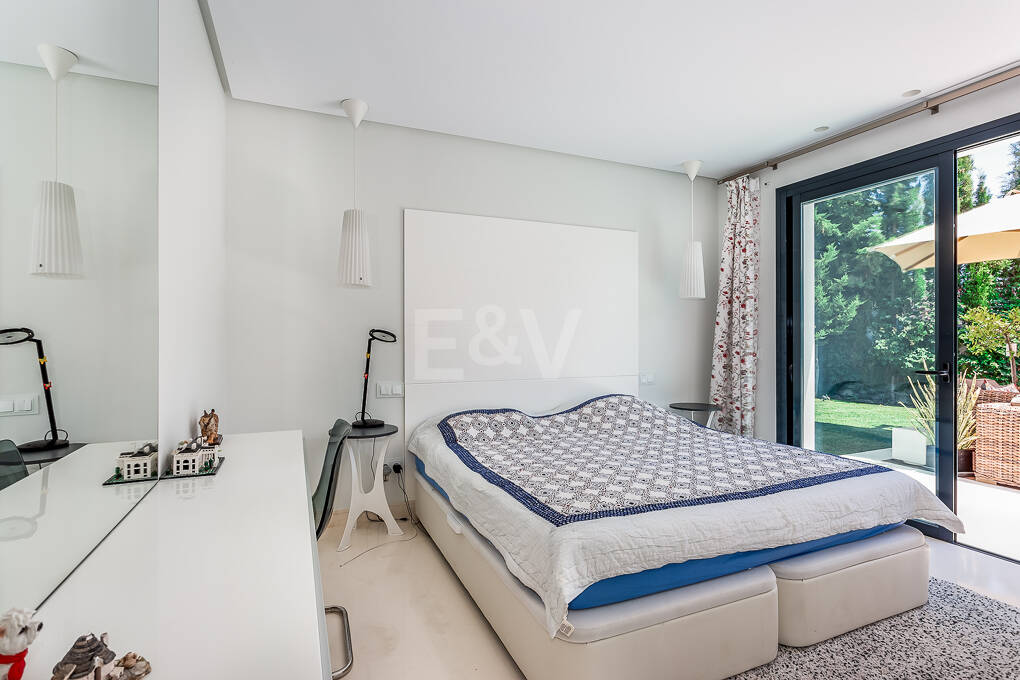 Zeitgenössische Golfvilla in Erster Linie mit Meerblick in Privater Wohnanlage