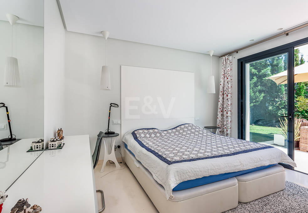 Zeitgenössische Golfvilla in Erster Linie mit Meerblick in Privater Wohnanlage