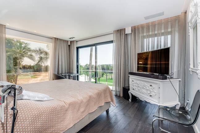 Zeitgenössische Golfvilla in Erster Linie mit Meerblick in Privater Wohnanlage