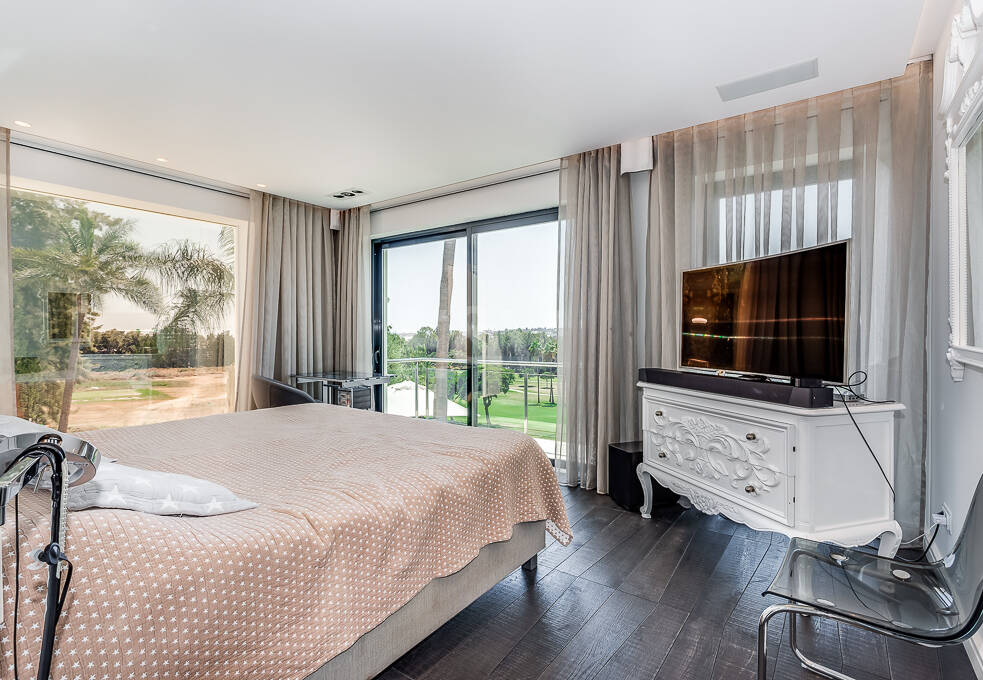 Zeitgenössische Golfvilla in Erster Linie mit Meerblick in Privater Wohnanlage