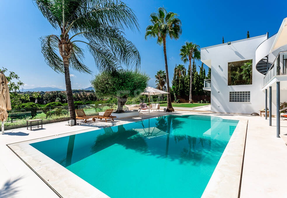 Zeitgenössische Golfvilla in Erster Linie mit Meerblick in Privater Wohnanlage