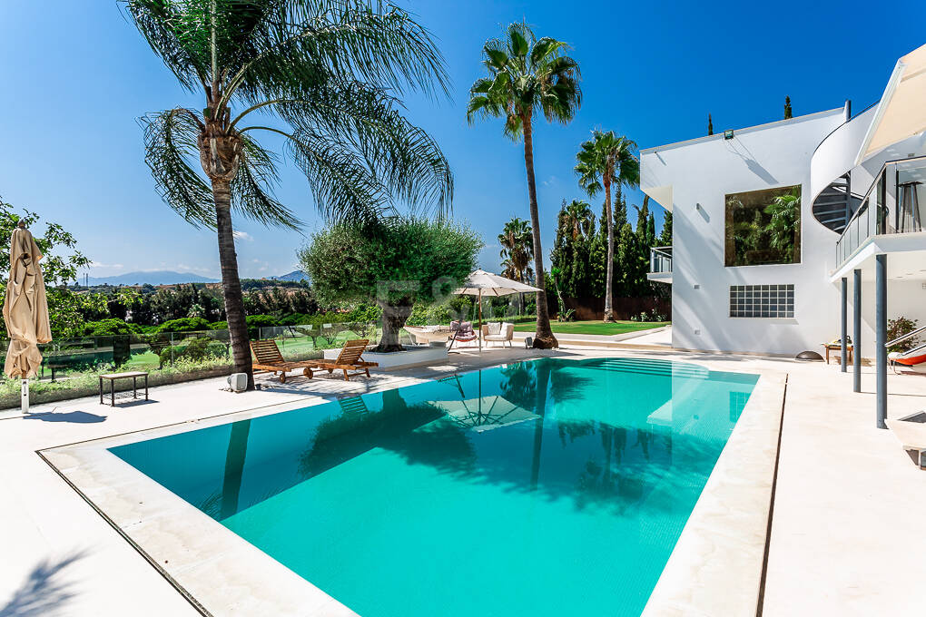 Zeitgenössische Golfvilla in Erster Linie mit Meerblick in Privater Wohnanlage