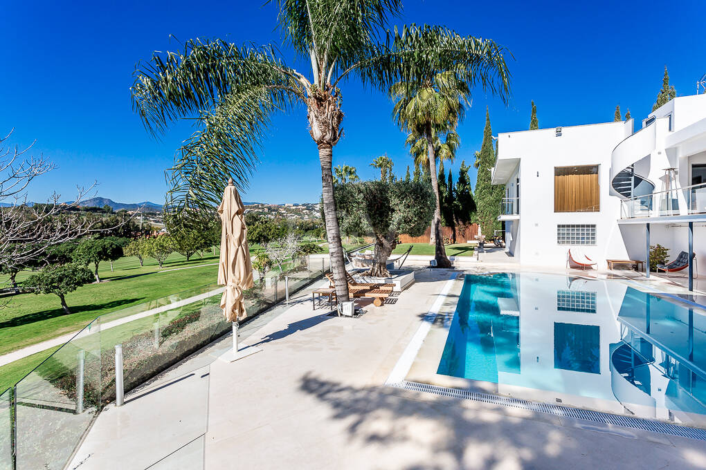 Zeitgenössische Golfvilla in Erster Linie mit Meerblick in Privater Wohnanlage