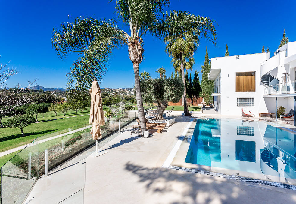 Zeitgenössische Golfvilla in Erster Linie mit Meerblick in Privater Wohnanlage