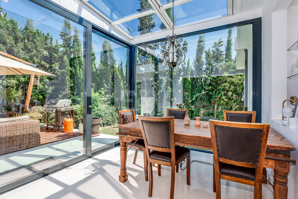 Zeitgenössische Golfvilla in Erster Linie mit Meerblick in Privater Wohnanlage