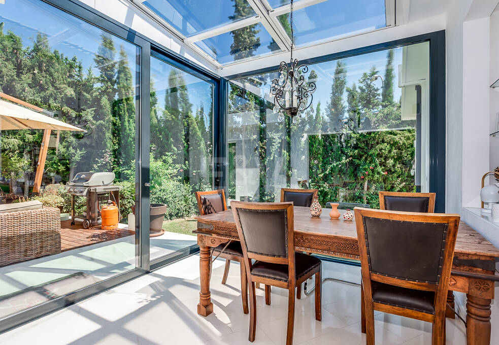 Zeitgenössische Golfvilla in Erster Linie mit Meerblick in Privater Wohnanlage