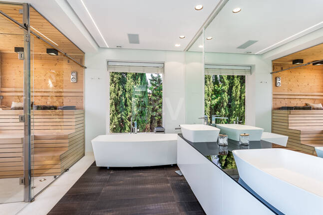 Zeitgenössische Golfvilla in Erster Linie mit Meerblick in Privater Wohnanlage