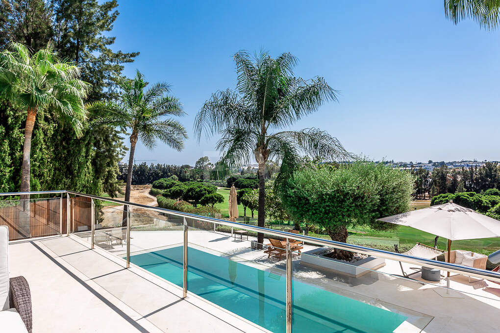 Zeitgenössische Golfvilla in Erster Linie mit Meerblick in Privater Wohnanlage