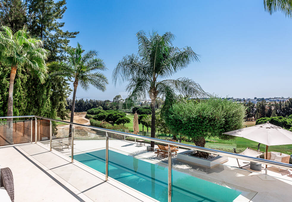 Zeitgenössische Golfvilla in Erster Linie mit Meerblick in Privater Wohnanlage