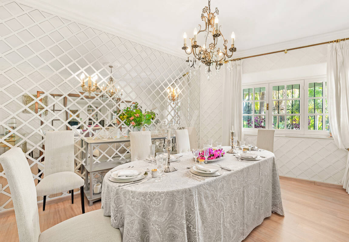 Villa de estilo andaluz en amplia parcela junto al centro de Marbella