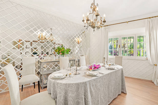 Villa de estilo andaluz en amplia parcela junto al centro de Marbella