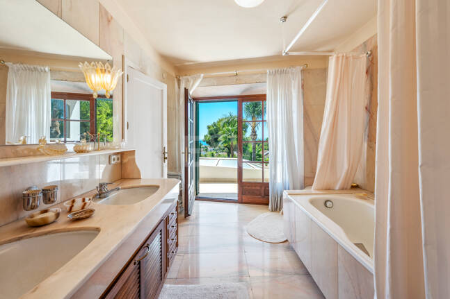 Villa Renisa, andalusische Villa auf großem Privatgrundstück mit Meerblick