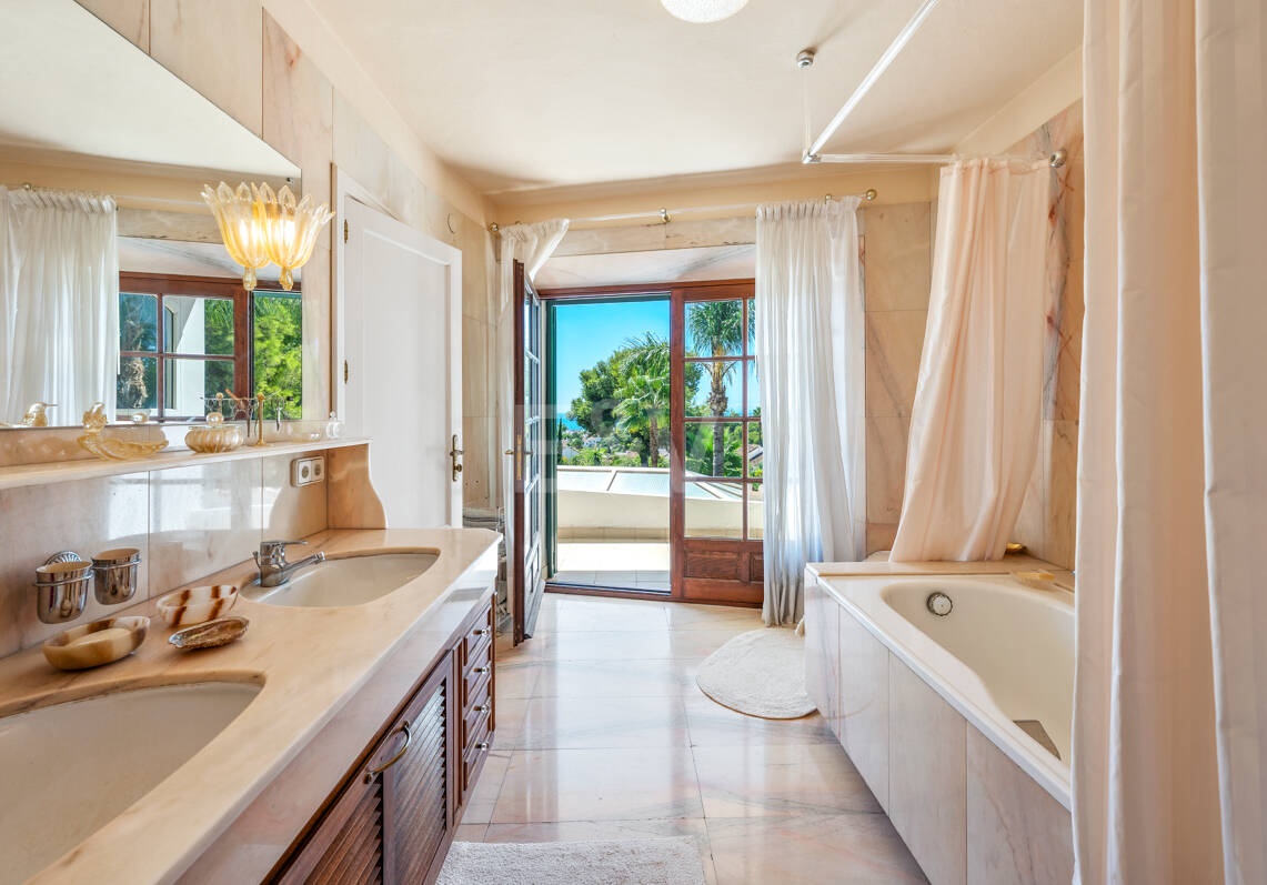 Villa Renisa, andalusische Villa auf großem Privatgrundstück mit Meerblick