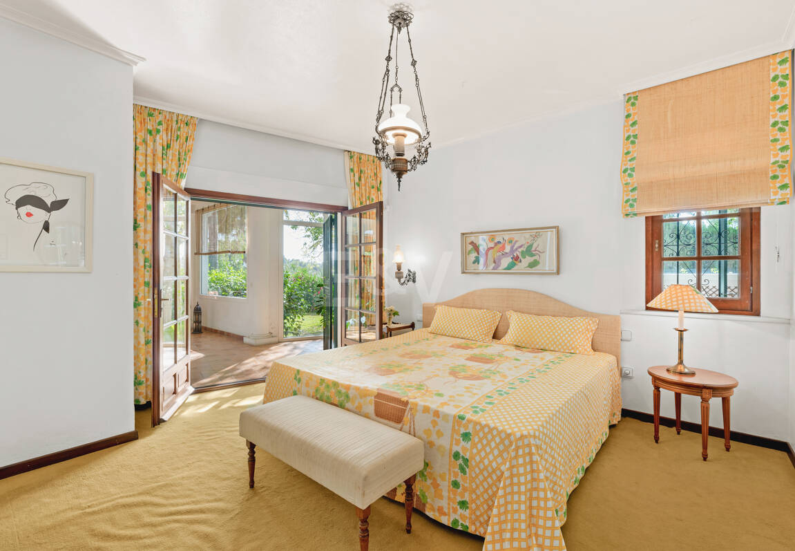 Villa de estilo andaluz en amplia parcela junto al centro de Marbella