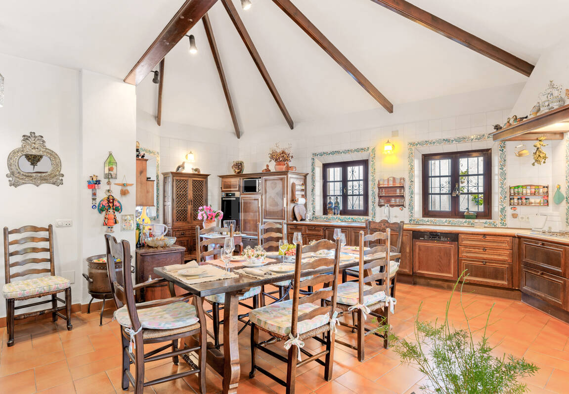 Villa de estilo andaluz en amplia parcela junto al centro de Marbella