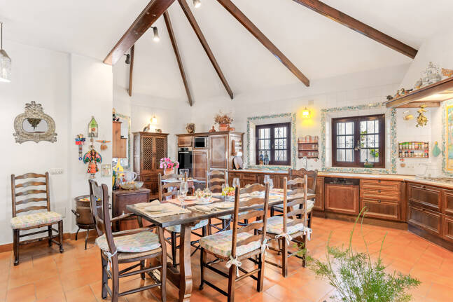 Villa de estilo andaluz en amplia parcela junto al centro de Marbella