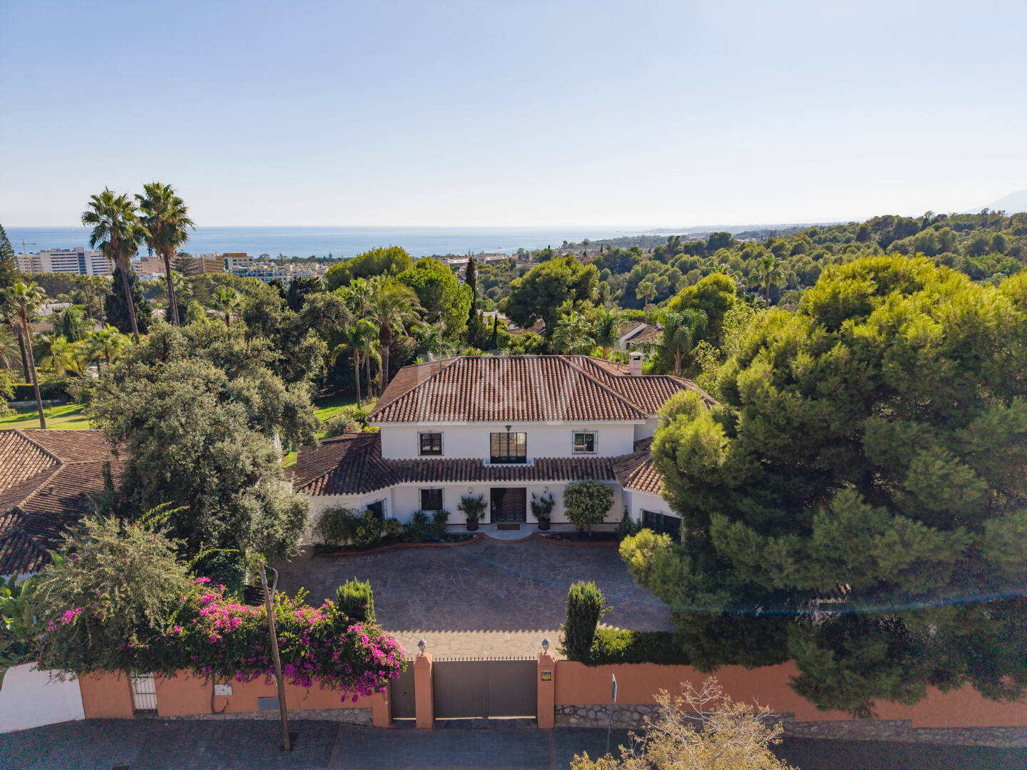 Villa Renisa, andalusische Villa auf großem Privatgrundstück mit Meerblick