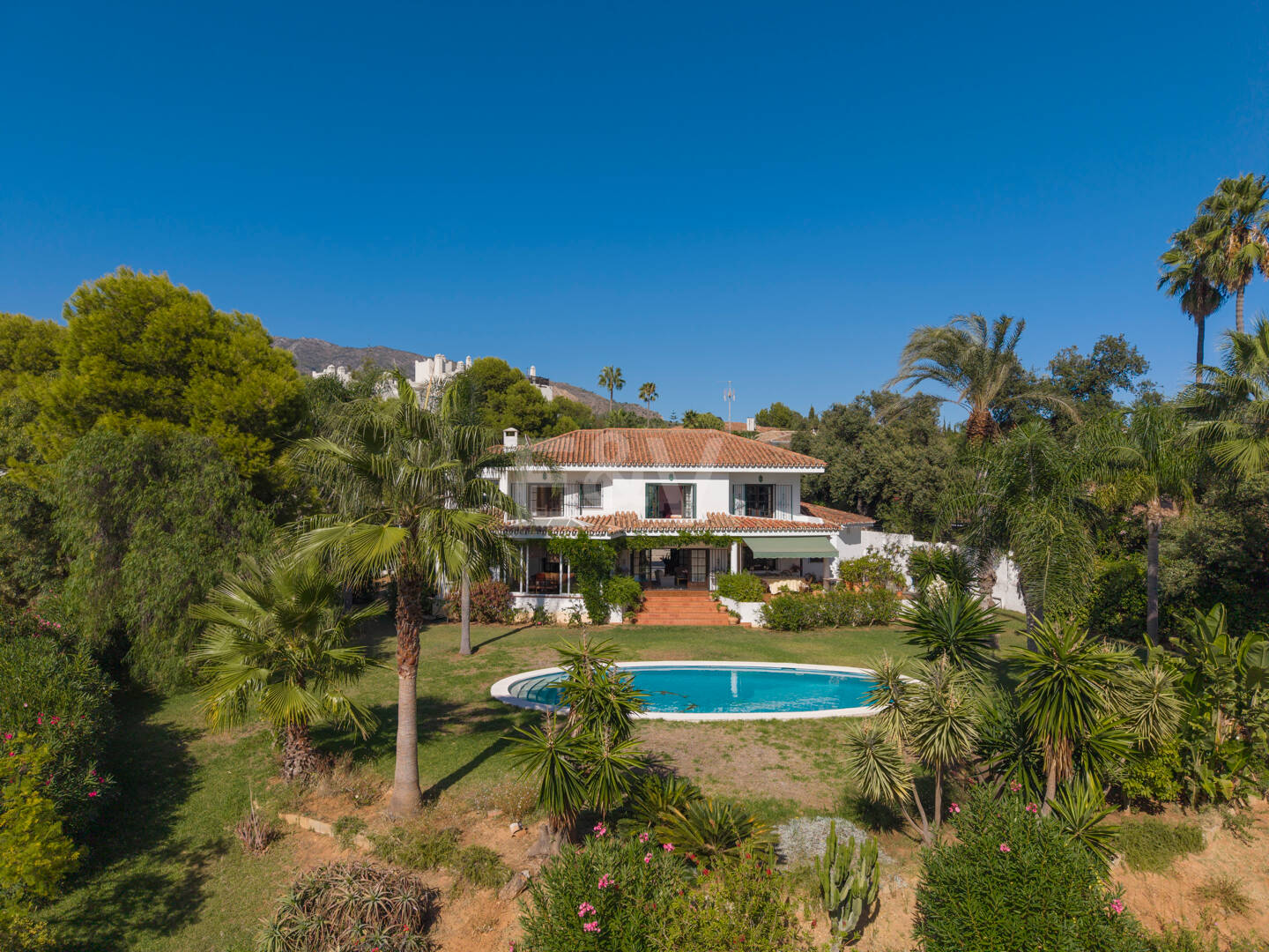 Villa Renisa, andalusische Villa auf großem Privatgrundstück mit Meerblick