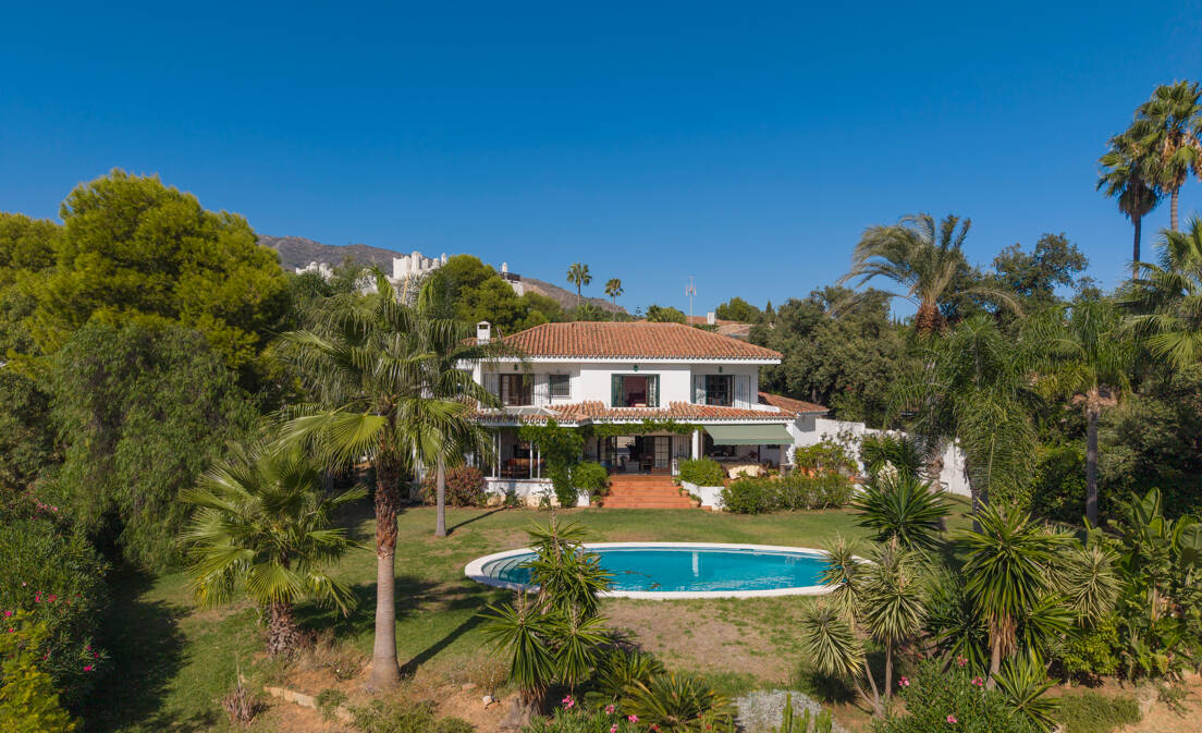An exceptional opportunity to acquire an Andalusian-style villa set on one of the largest private plots remaining in this highly...