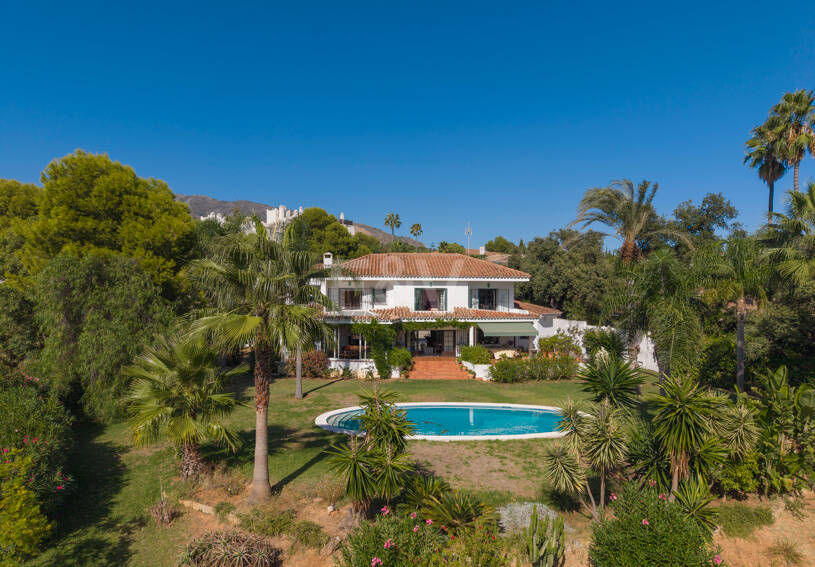Villa Renisa, andalusische Villa auf großem Privatgrundstück mit Meerblick