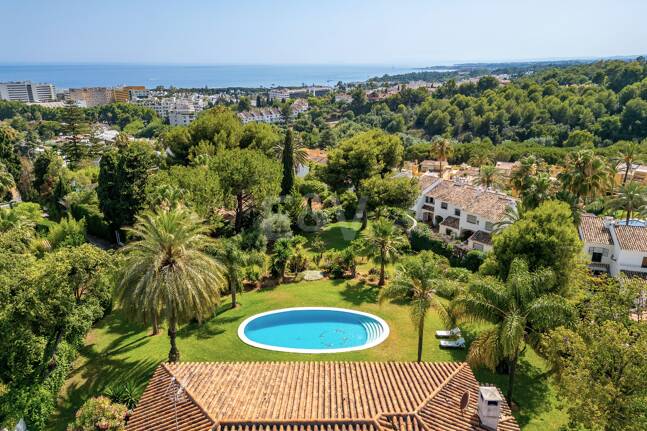 Villa de estilo andaluz en amplia parcela junto al centro de Marbella