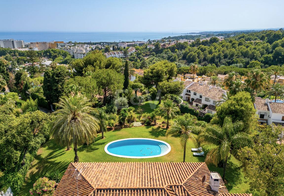 Villa de estilo andaluz en amplia parcela junto al centro de Marbella
