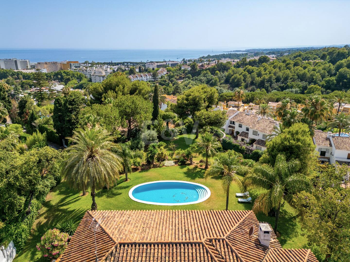 Villa de estilo andaluz en amplia parcela junto al centro de Marbella