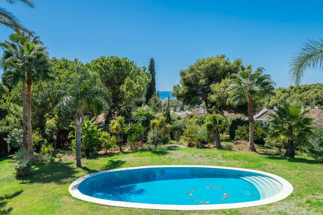 Villa Renisa, andalusische Villa auf großem Privatgrundstück mit Meerblick