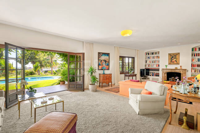 Villa de estilo andaluz en amplia parcela junto al centro de Marbella