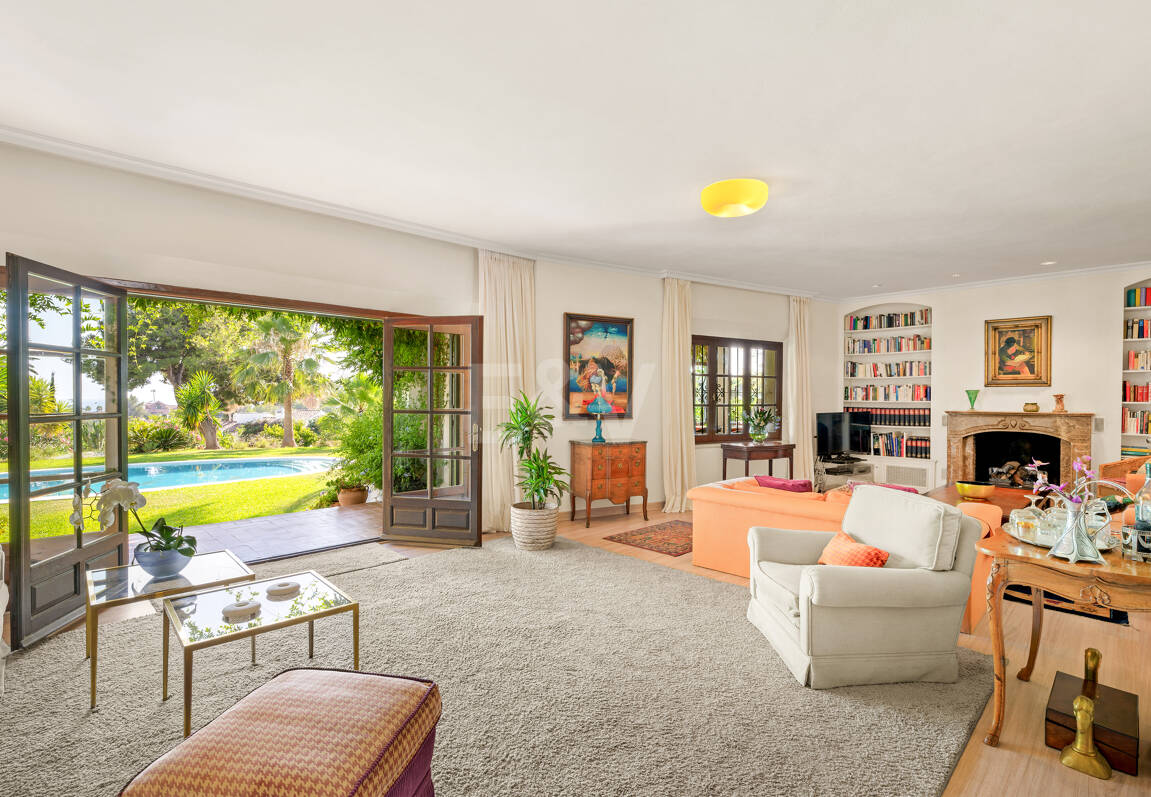 Villa de estilo andaluz en amplia parcela junto al centro de Marbella