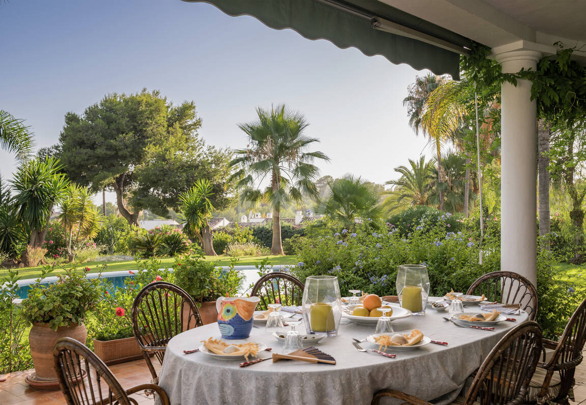 Villa de estilo andaluz en amplia parcela junto al centro de Marbella