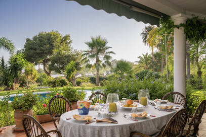 Villa de estilo andaluz en amplia parcela junto al centro de Marbella