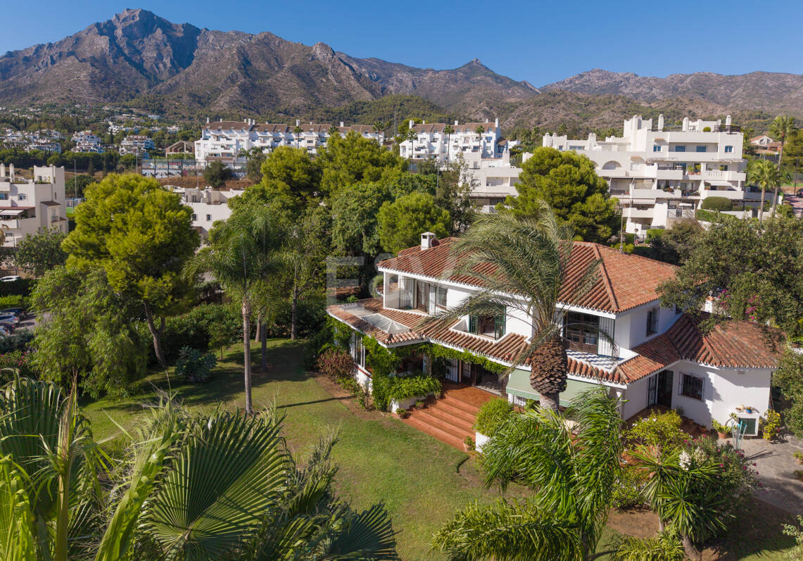 Villa Renisa, andalusische Villa auf großem Privatgrundstück mit Meerblick
