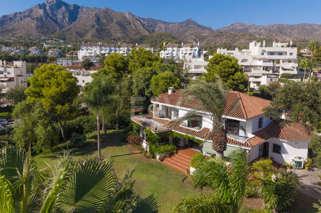 Villa Renisa, andalusische Villa auf großem Privatgrundstück mit Meerblick