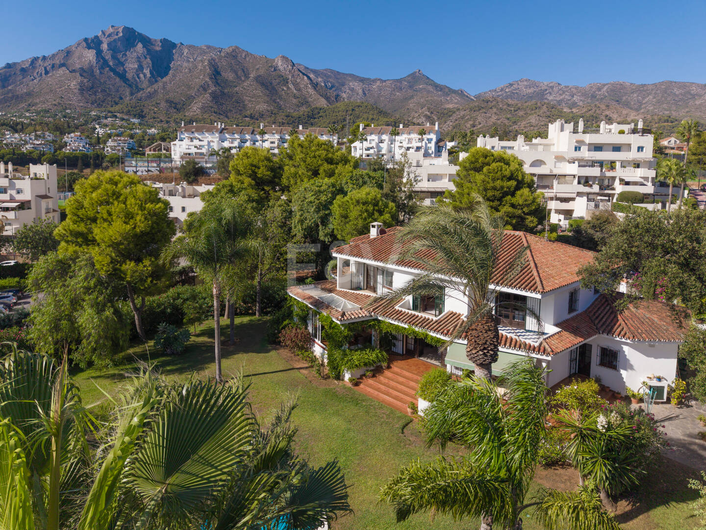 Villa Renisa, andalusische Villa auf großem Privatgrundstück mit Meerblick
