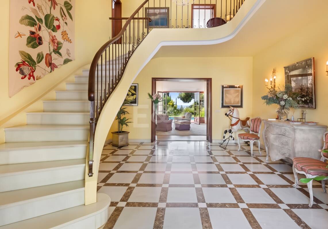 Villa Renisa, andalusische Villa auf großem Privatgrundstück mit Meerblick