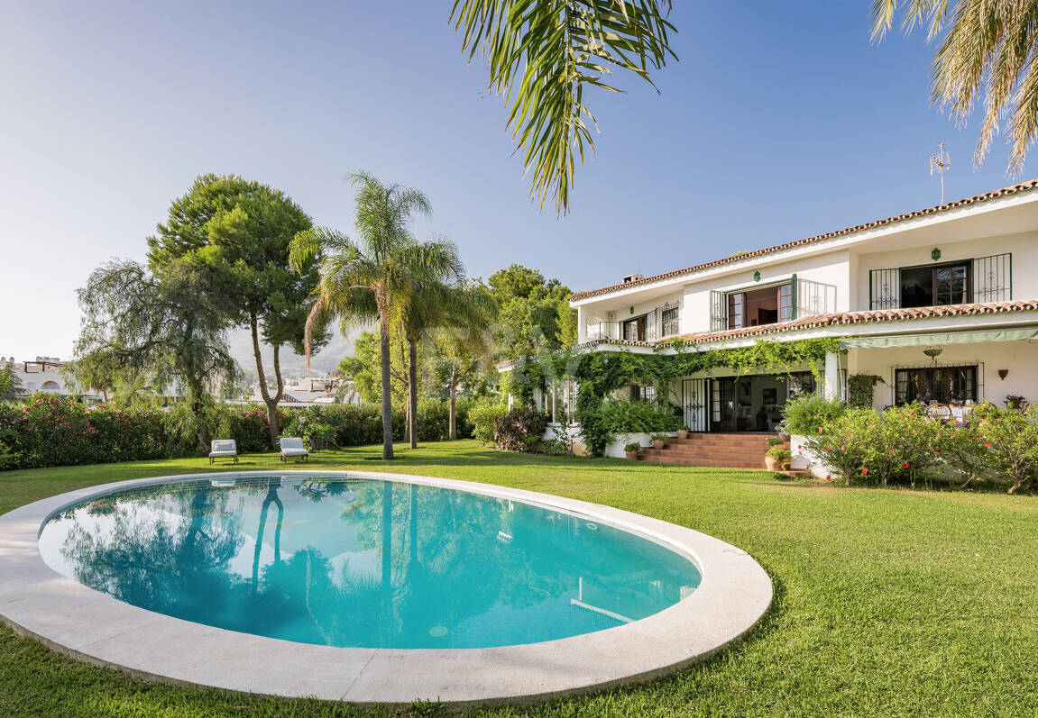 Villa de estilo andaluz en amplia parcela junto al centro de Marbella