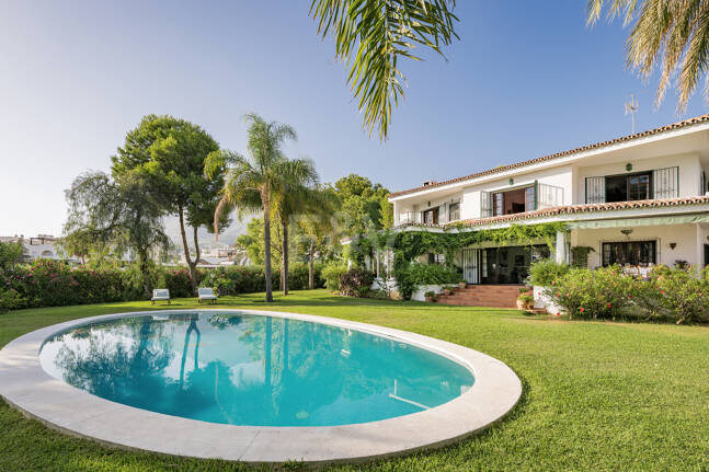 Villa de estilo andaluz en amplia parcela junto al centro de Marbella