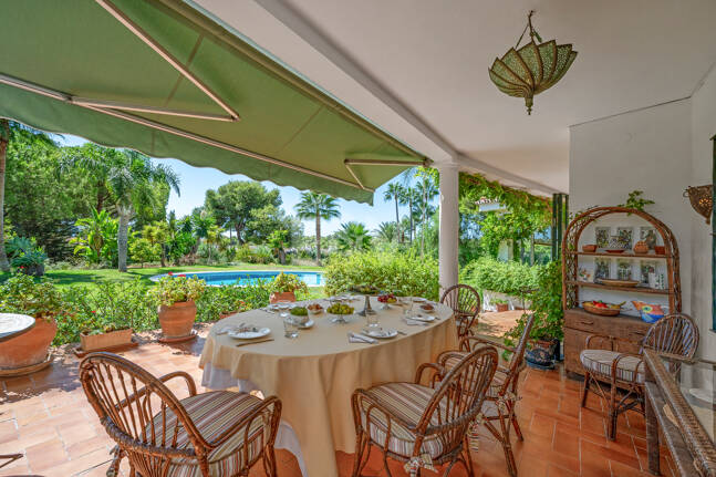 Villa Renisa, andalusische Villa auf großem Privatgrundstück mit Meerblick