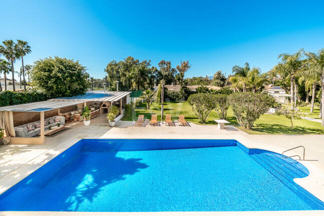 Sofisticada villa cerca de la playa y el golf de Guadalmina