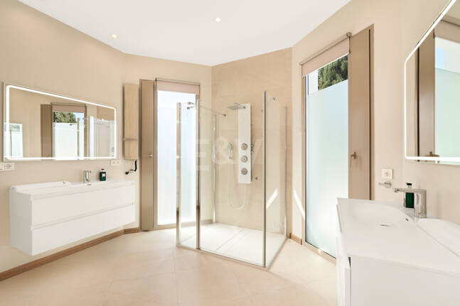 Sofisticada villa cerca de la playa y el golf de Guadalmina