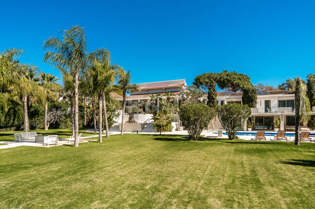Sofisticada villa cerca de la playa y el golf de Guadalmina
