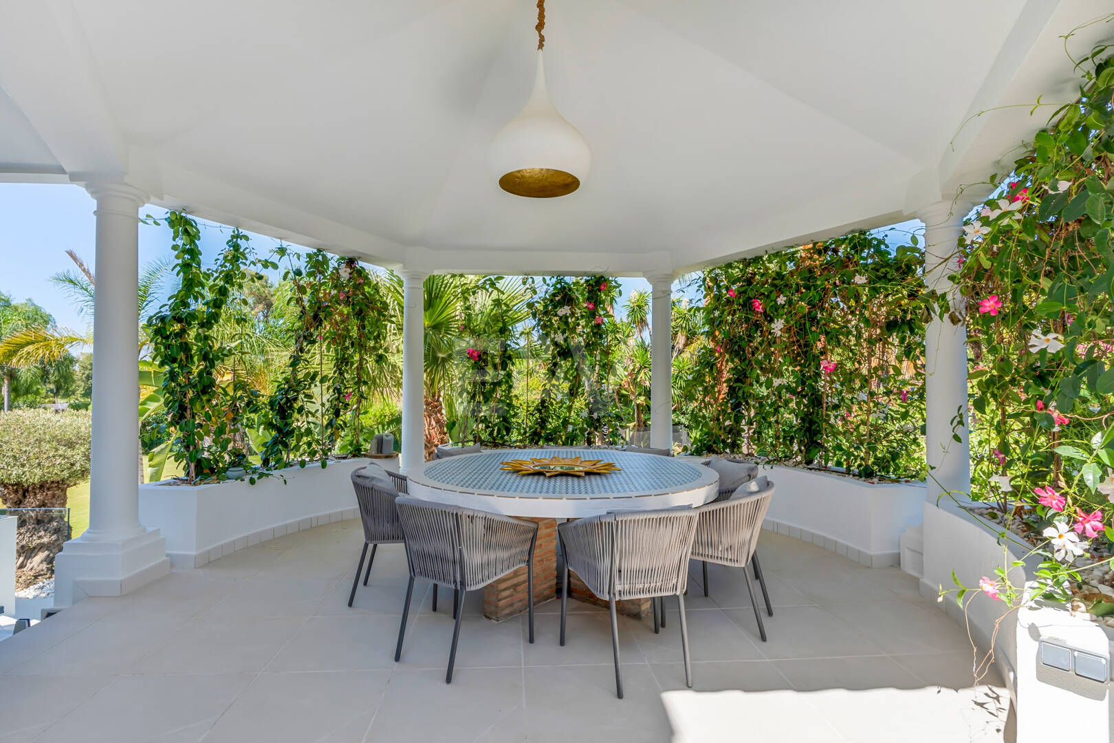 Sofisticada villa cerca de la playa y el golf de Guadalmina