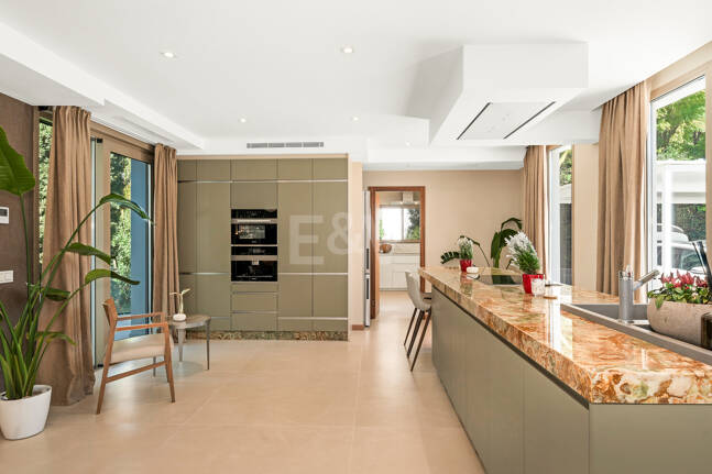 Sofisticada villa cerca de la playa y el golf de Guadalmina