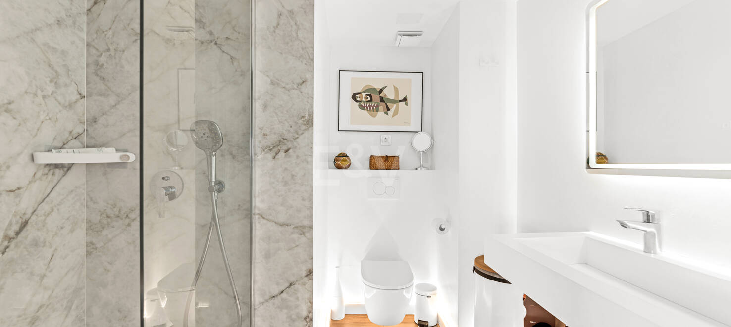 Moderno apartamento con vistas al mar y a poca distancia de Marbella