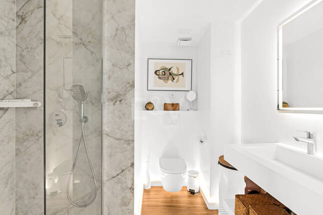 Appartement moderne avec vue magnifique sur la mer à distance de marche de la plage et du parcours de golf